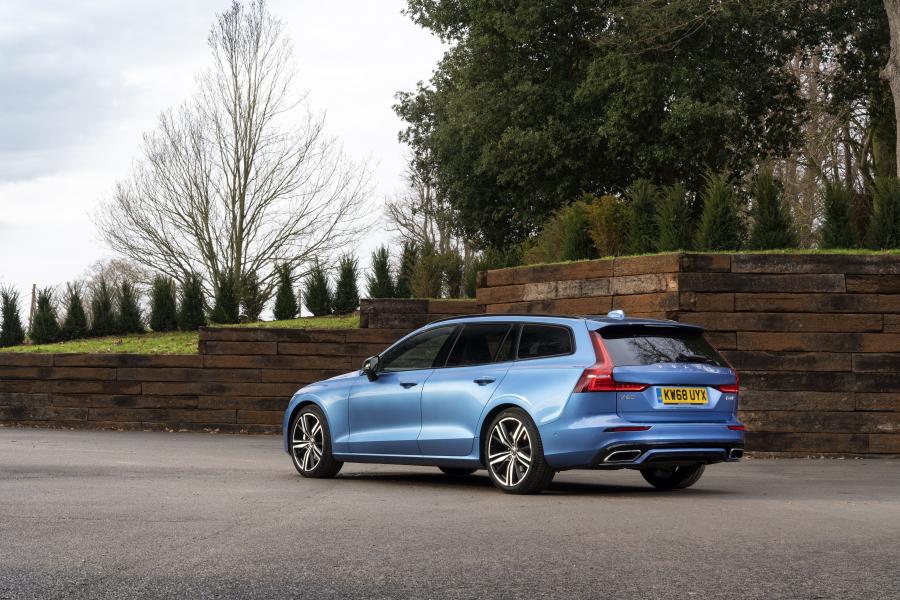  Volvo V60 D4 R-Design 2018 года  (UK) (фото 5 из 10)